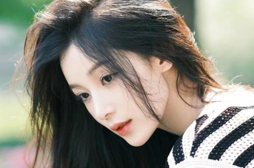 内娱女演员深夜溜进KTV陪酒姿态放低到尘埃 内娱女演员深夜溜进KTV陪酒姿态放低到尘埃